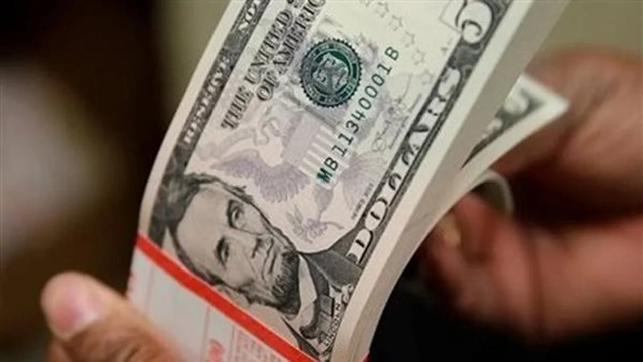 تغيرات جديدة في سعر الدولار داخل البنوك المصرية خلال تعاملات الخميس